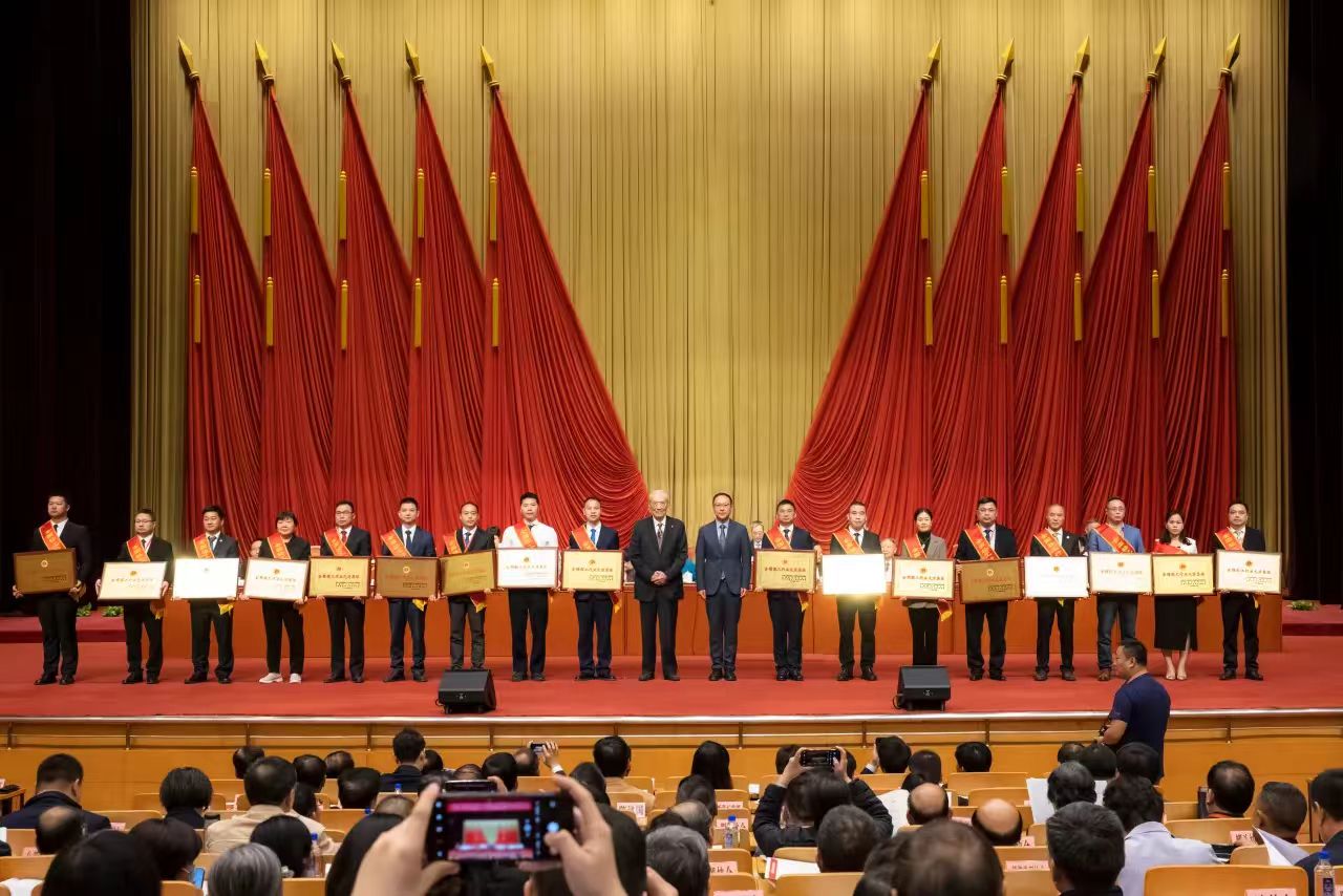 全國輕工行業(yè)先進集體！瑪格家居再獲國家級表彰